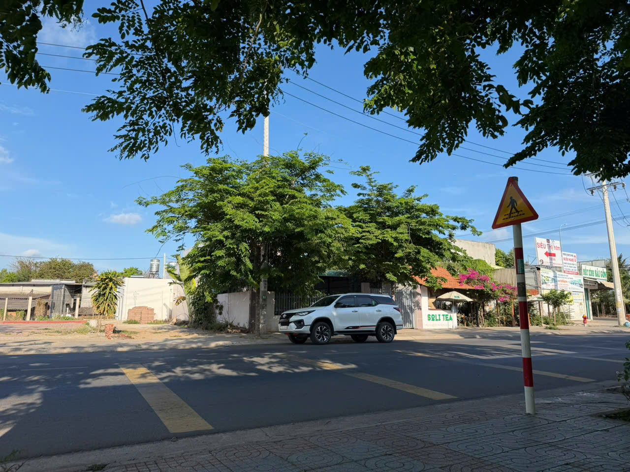 Thuê xe dịch vụ giá rẻ - Giải pháp di chuyển an toàn tiện lợi